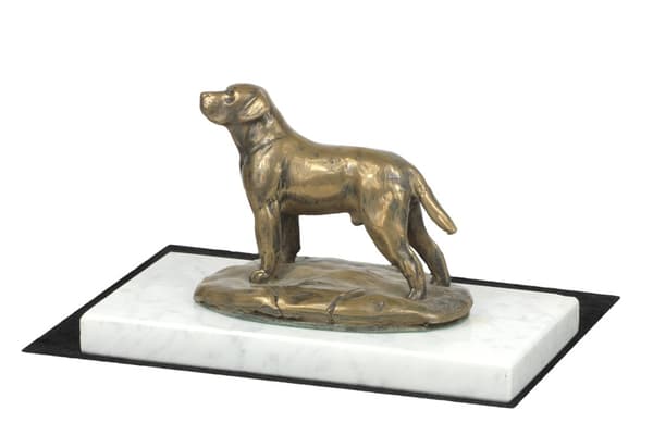 Labradorinnoutaja - koirapatsas, hahmo valkoisella marmorilla, palkinto koiranäyttelyyn Art-Dog