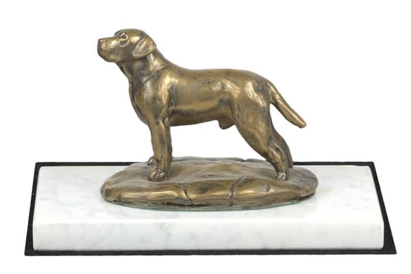 Labradorinnoutaja - koirapatsas, hahmo valkoisella marmorilla, palkinto koiranäyttelyyn Art-Dog