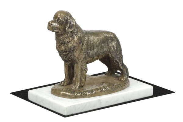 Newfoundland, Newfoundland, Vandfald - en hundestatuette, en figur på hvid marmor, et trofæ til en hundeudstilling af Art-Dog