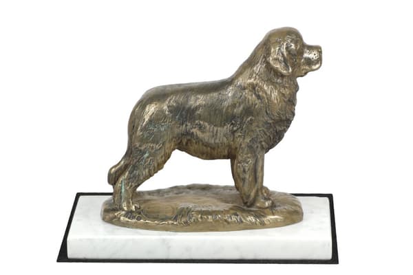 Newfoundland, Newfoundland, Vandfald - en hundestatuette, en figur på hvid marmor, et trofæ til en hundeudstilling af Art-Dog