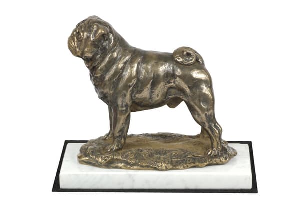 Mopsi, mopsi, Carlin - koirapatsas, hahmo valkoisella marmorilla, Art-Dogin koiranäyttelyn pokaali