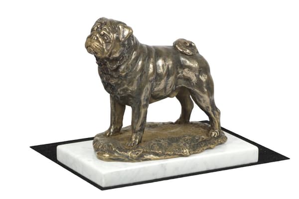 Mopsi, mopsi, Carlin - koirapatsas, hahmo valkoisella marmorilla, Art-Dogin koiranäyttelyn pokaali