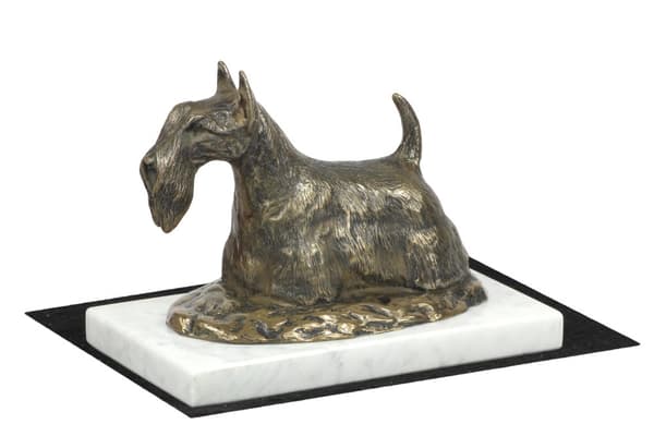 Skotsk terrier, Aberdeen Terrier - hundestatuette, figur på hvid marmor, trofæ til en hundeudstilling af Art-Dog