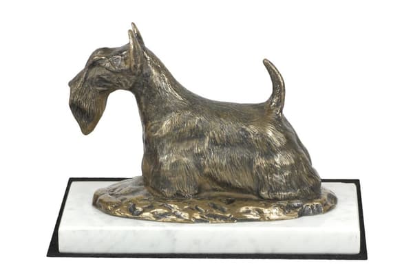 Skotsk terrier, Aberdeen Terrier - hundestatuette, figur på hvid marmor, trofæ til en hundeudstilling af Art-Dog