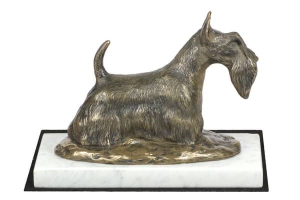 Skotsk terrier, Aberdeen Terrier - hundestatuette, figur på hvid marmor, trofæ til en hundeudstilling af Art-Dog
