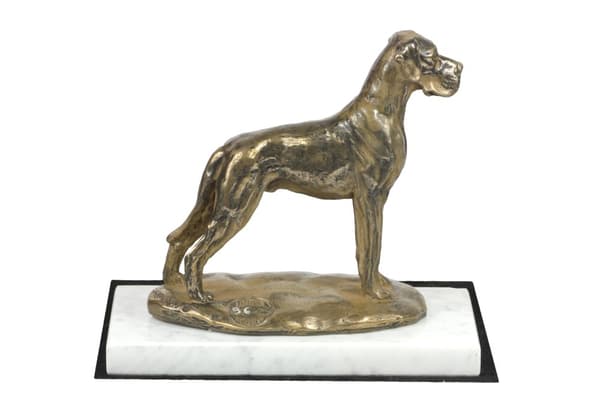 Tanskandoggi II - koirapatsas, hahmo valkoisella marmorilla, palkinto Art-Dog -koiranäyttelyyn
