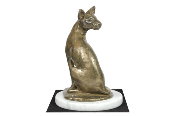 Egyptisk Mau-katt - kattstatyett, statyett på vit marmor, trofé för en hundutställning av Art-Dog
