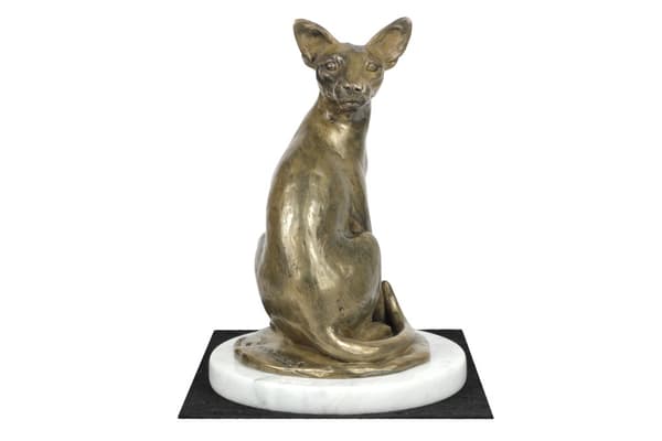 Egyptisk Mau-katt - kattstatyett, statyett på vit marmor, trofé för en hundutställning av Art-Dog