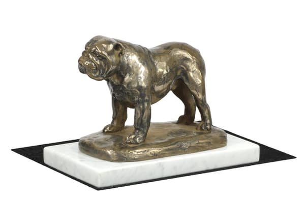 Engelsk bulldog, Bulldog - hundestatuette, figur på hvid marmor, trofæ til en hundeudstilling af Art-Dog