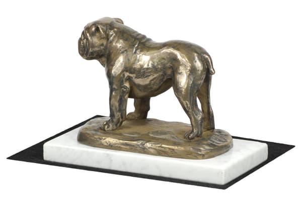 Engelsk bulldog, Bulldog - hundestatuette, figur på hvid marmor, trofæ til en hundeudstilling af Art-Dog
