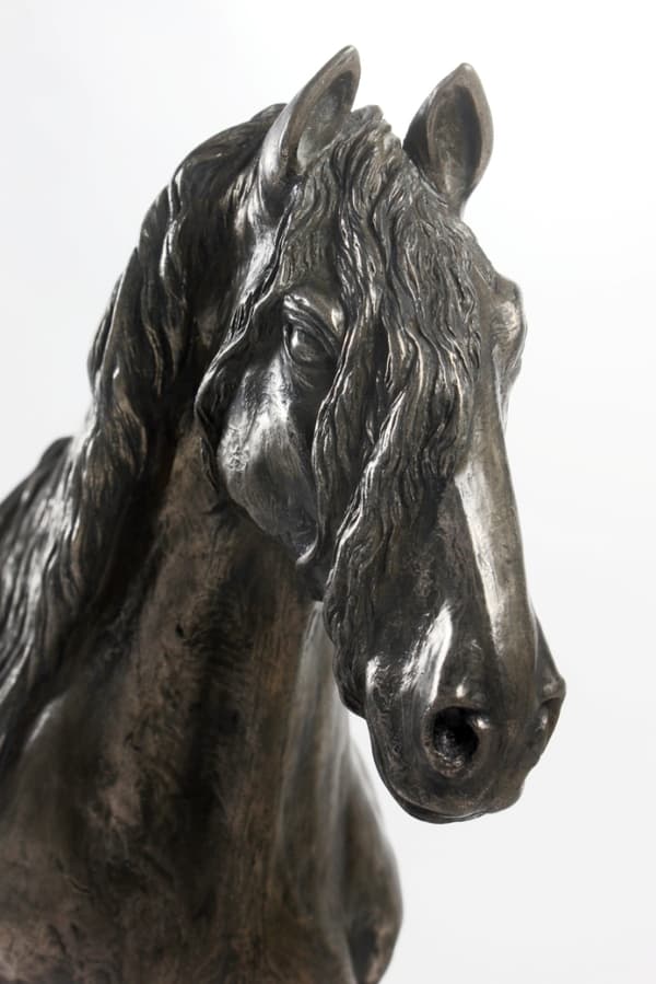 Frieserhest - elegant statuette, hestebuste på stenbund, hestevæddeløbspokal af Art-Dog