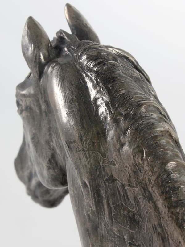 Frieserhest - elegant statuette, hestebuste på stenbund, hestevæddeløbspokal af Art-Dog