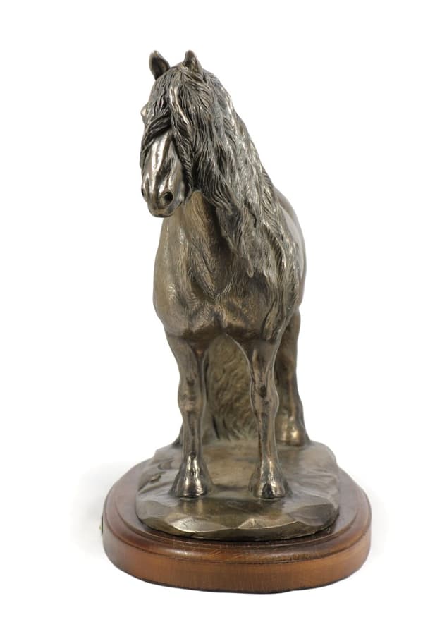 Friesian mare - statyett med en häst, siluett av en häst på trä, prestigefyllt pris i Art-Dog varumärkestävlingen