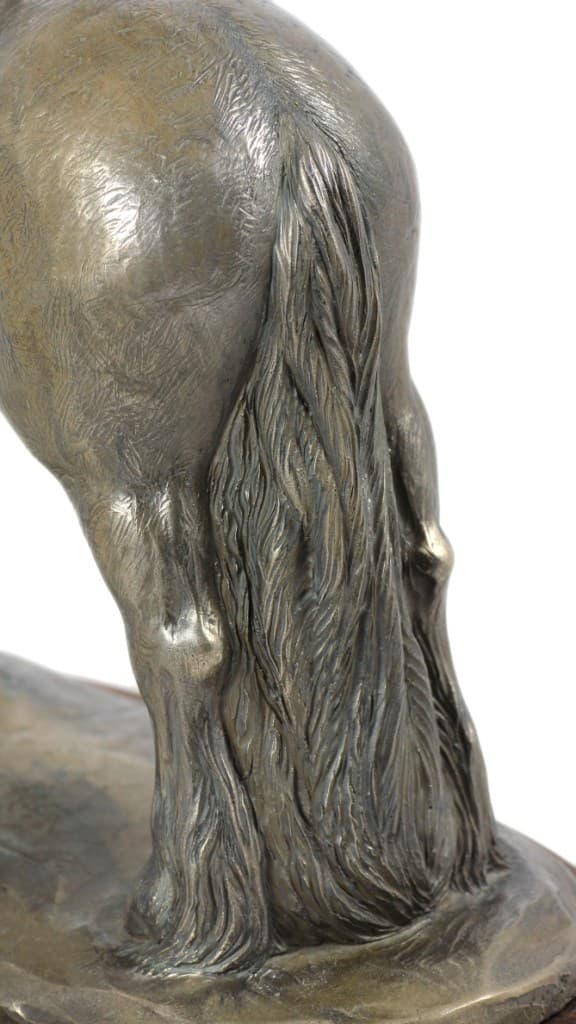 Friesian mare - statyett med en häst, siluett av en häst på trä, prestigefyllt pris i Art-Dog varumärkestävlingen