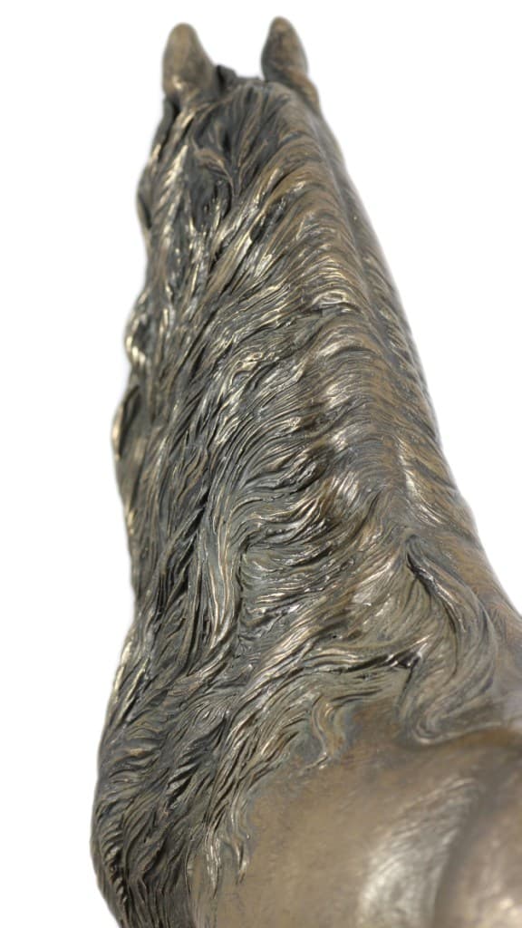 Friesian mare - statyett med en häst, siluett av en häst på trä, prestigefyllt pris i Art-Dog varumärkestävlingen