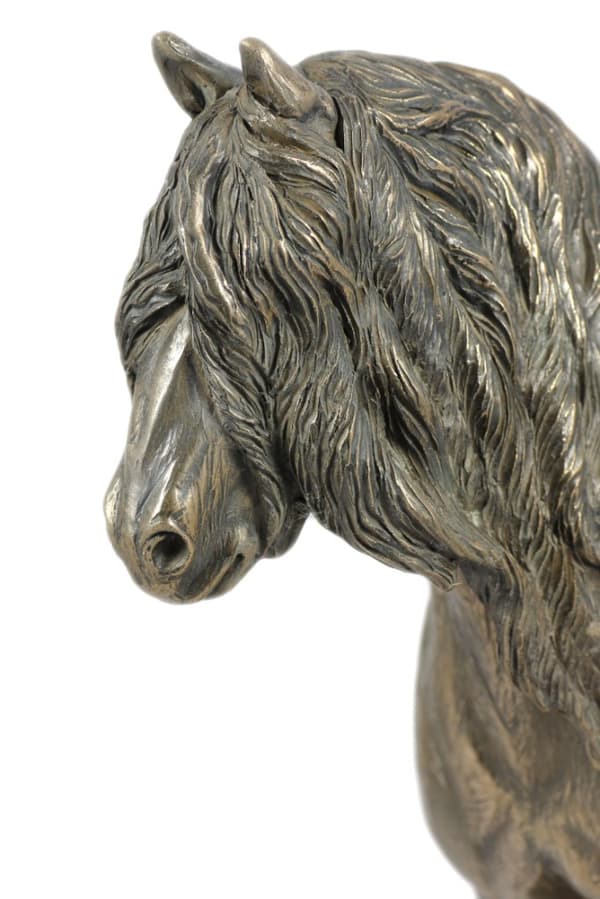 Friesian mare - statyett med en häst, siluett av en häst på trä, prestigefyllt pris i Art-Dog varumärkestävlingen