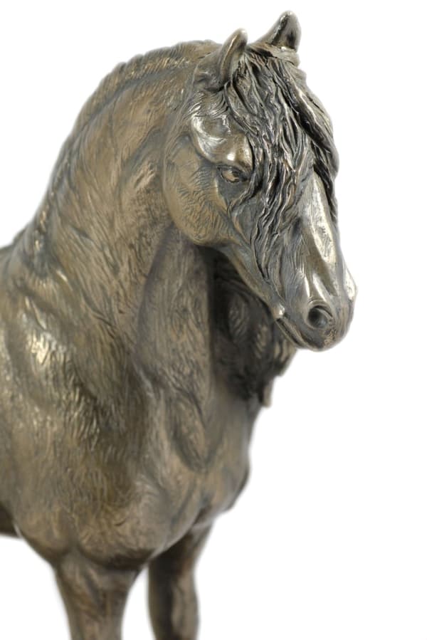 Friesian mare - statyett med en häst, siluett av en häst på trä, prestigefyllt pris i Art-Dog varumärkestävlingen