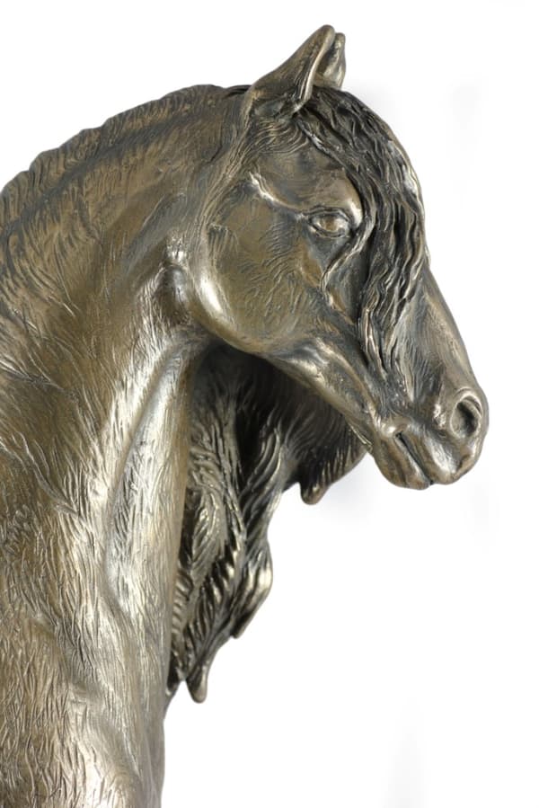 Friesian mare - statyett med en häst, siluett av en häst på trä, prestigefyllt pris i Art-Dog varumärkestävlingen
