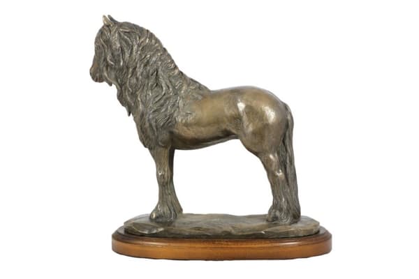 Friesian mare - statyett med en häst, siluett av en häst på trä, prestigefyllt pris i Art-Dog varumärkestävlingen