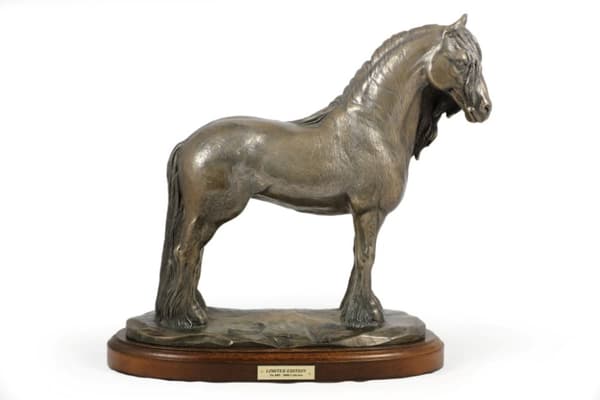 Friesian mare - statyett med en häst, siluett av en häst på trä, prestigefyllt pris i Art-Dog varumärkestävlingen