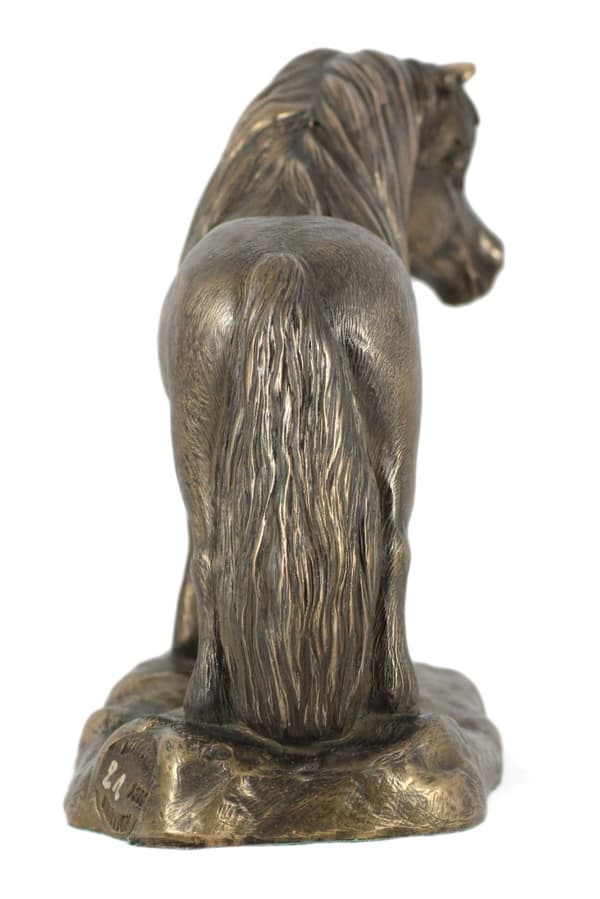 Shetland - en statyett med en häst, en siluett av en häst på trä, en prestigefylld utmärkelse i Art-Dog varumärkestävlingen