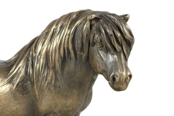 Shetland - en statyett med en häst, en siluett av en häst på trä, en prestigefylld utmärkelse i Art-Dog varumärkestävlingen