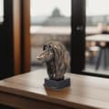 Pikkukuva 6 / 6: Afganistaninkoira - koirapatsas, rintakuva kivijalustalla, veistos, Art-Dogin koiranäyttelyn pokaali