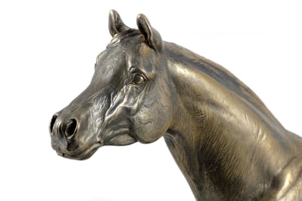 Arabisk hest I - statuette med en hest, silhuet af en hest på træ, prestigefyldt pris i Art-Dog-mærkekonkurrencen
