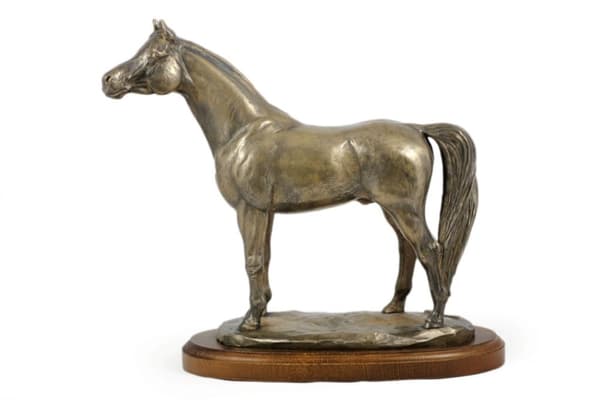 Arabisk hest I - statuette med en hest, silhuet af en hest på træ, prestigefyldt pris i Art-Dog-mærkekonkurrencen