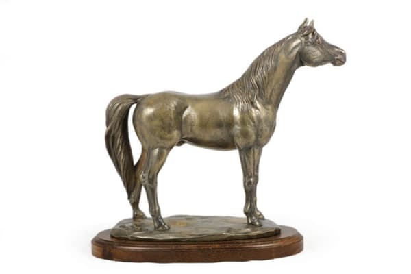 Arabisk hest I - statuette med en hest, silhuet af en hest på træ, prestigefyldt pris i Art-Dog-mærkekonkurrencen