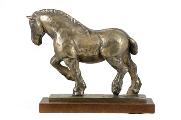 Belgisk / Percheron - statyett med en häst, silhuett av en häst på trä, prestigefyllt pris i Art-Dog varumärkestävlingen