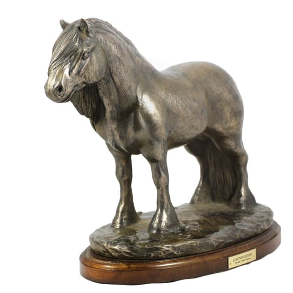 Fell Pony häst - hingst - statyett med en häst, silhuett av en häst på trä, prestigefyllt pris i Art-Dog varumärkestävlingen