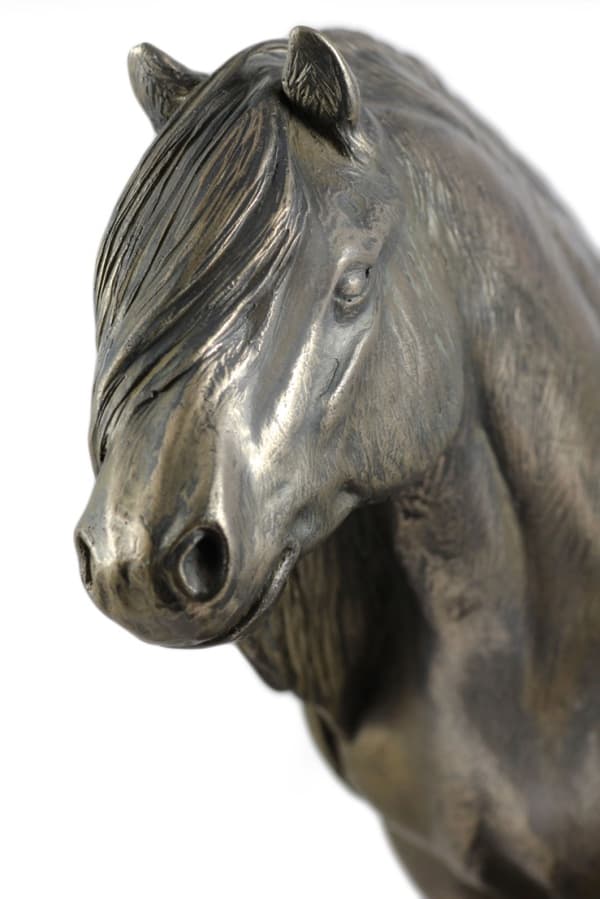 Fell Pony häst - hingst - statyett med en häst, silhuett av en häst på trä, prestigefyllt pris i Art-Dog varumärkestävlingen