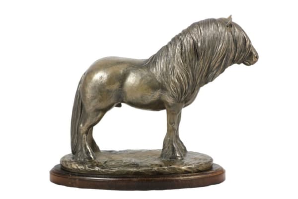 Fell Pony häst - hingst - statyett med en häst, silhuett av en häst på trä, prestigefyllt pris i Art-Dog varumärkestävlingen