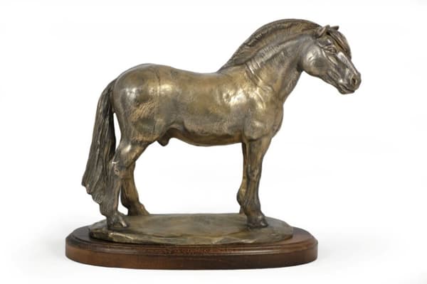 Fjordhest - statuette med en hest, silhuet af en hest på træ, prestigefyldt pris i Art-Dog-mærkekonkurrencen