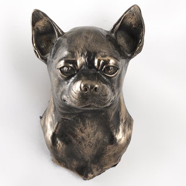 Lyhytkarvainen Chihuahua - koirapatsas, riippuva rintakuva, ainutlaatuinen koriste koiran rakastajalle Art-Dogilta