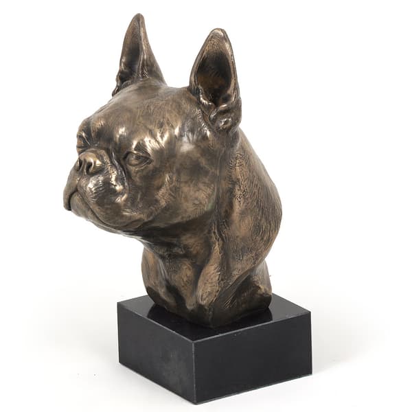 Bostoninterrieri, Bostonin bullterrieri - koirapatsas, rintakuva kivijalalla, veistos, Art-Dogin koiranäyttelyn pokaali