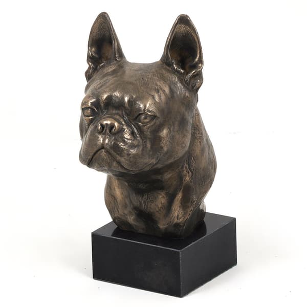 Bostoninterrieri, Bostonin bullterrieri - koirapatsas, rintakuva kivijalalla, veistos, Art-Dogin koiranäyttelyn pokaali