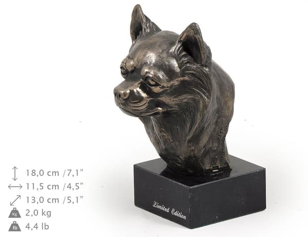Pitkäkarvainen chihuahua - koirapatsas, rintakuva kivijalustalla, veistos, Art-Dogin koiranäyttelyn pokaali
