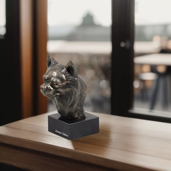 Pitkäkarvainen chihuahua - koirapatsas, rintakuva kivijalustalla, veistos, Art-Dogin koiranäyttelyn pokaali