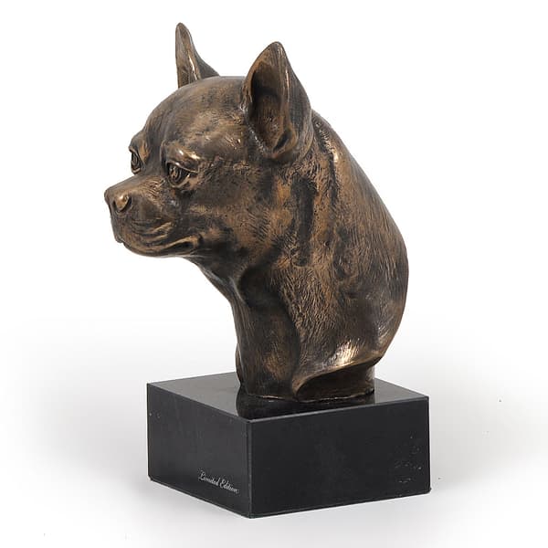 Korthårig Chihuahua I - hundstatyett, byst på stenfot, skulptur, trofé för en hundutställning av Art-Dog