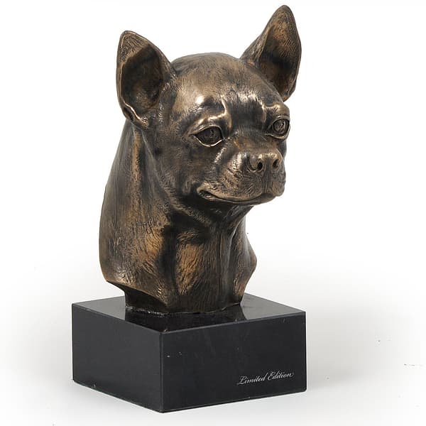 Korthårig Chihuahua I - hundstatyett, byst på stenfot, skulptur, trofé för en hundutställning av Art-Dog