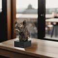 Miniatyrbild 7 av 7: Korthårig Chihuahua I - hundstatyett, byst på stenfot, skulptur, trofé för en hundutställning av Art-Dog