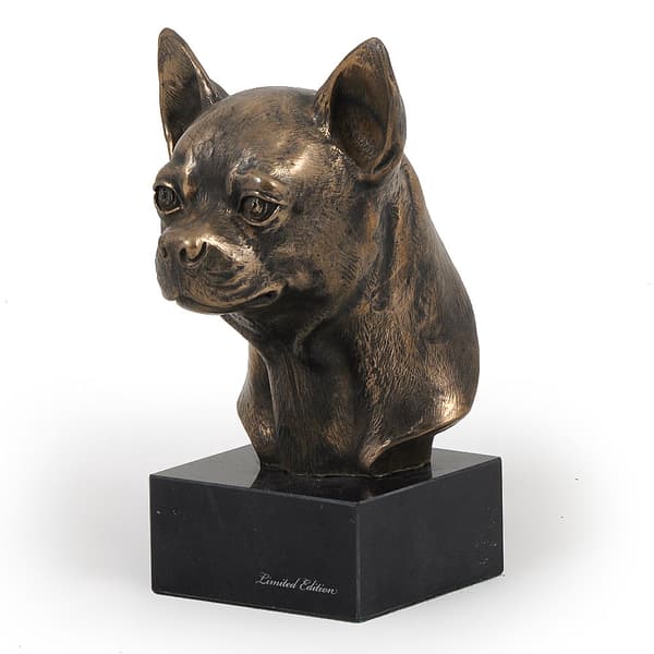 Korthårig Chihuahua I - hundstatyett, byst på stenfot, skulptur, trofé för en hundutställning av Art-Dog