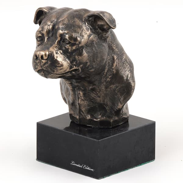 Staffordshire Bull Terrier, Staffik, Staffi - hundstatyett, byst på stenfot, skulptur, trofé för en hundutställning av Art-Dog