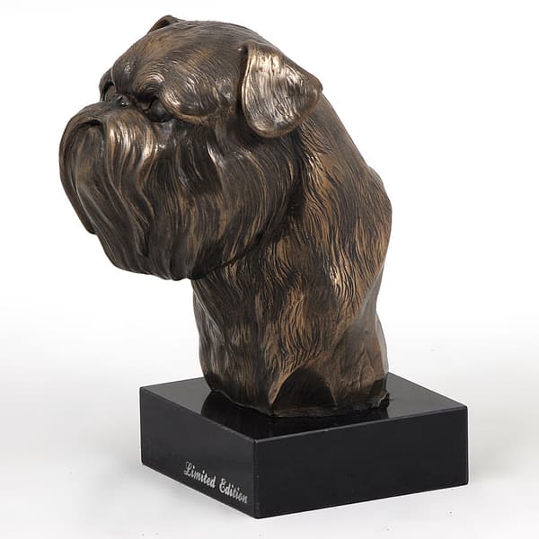 Brysselin griffon, Griffon bruxellois - koirapatsas, rintakuva kivijalalla, veistos, Art-Dogin koiranäyttelyn pokaali