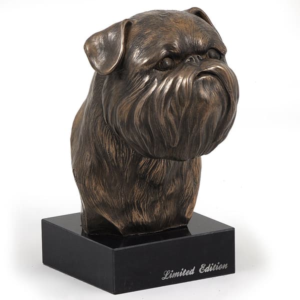 Brysselin griffon, Griffon bruxellois - koirapatsas, rintakuva kivijalalla, veistos, Art-Dogin koiranäyttelyn pokaali