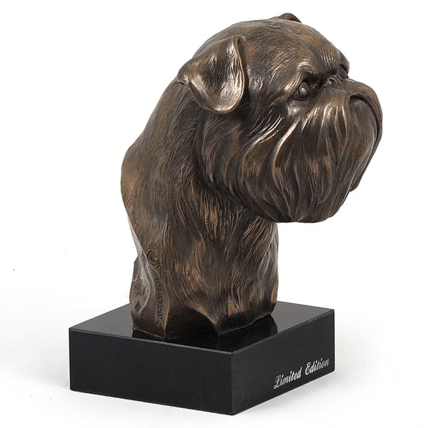 Brysselin griffon, Griffon bruxellois - koirapatsas, rintakuva kivijalalla, veistos, Art-Dogin koiranäyttelyn pokaali