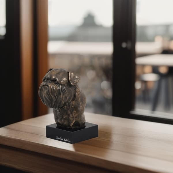 Brysselin griffon, Griffon bruxellois - koirapatsas, rintakuva kivijalalla, veistos, Art-Dogin koiranäyttelyn pokaali