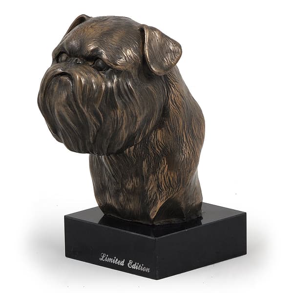 Brysselin griffon, Griffon bruxellois - koirapatsas, rintakuva kivijalalla, veistos, Art-Dogin koiranäyttelyn pokaali